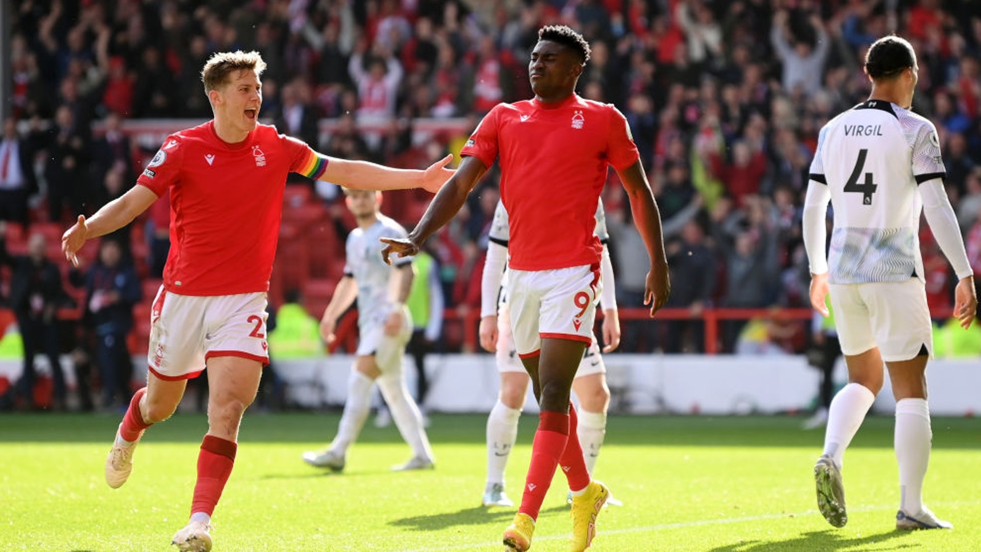 在赛场上表 在赛场上表